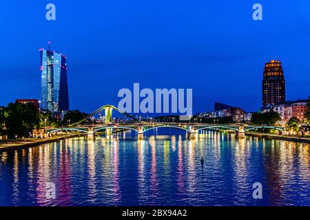 Belle vue sur Francfort-sur-le-main (centre financier européen), panorama urbain du centre-ville avec banque centrale EZB, pont pendant le bleu crépuscule Banque D'Images