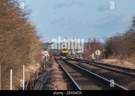 Les trains de première classe 170 de Bombardier Transfennine Express Turbostar passent par la jonction Wrawby, Lincolnshire et les signaux de la patte sémaphore Banque D'Images