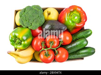 Différents légumes, fruits dans une boîte en carton sur blanc, vue du dessus. Banque D'Images