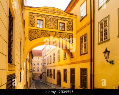 Vieux pont pittoresque dans la rue Thunovska, ville de Lesser, Prague, République Tchèque. Banque D'Images