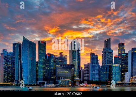 Vue sur le centre-ville depuis la Marina Bay au coucher du soleil, Singapour Banque D'Images