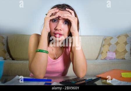 jeune femme stressée et inquiète souffrant stress calcul des dépenses mensuelles factures et de la dette dans la comptabilité intérieure problème financier concept couvert Banque D'Images