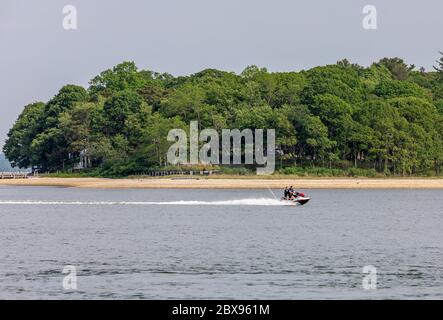 Un couple sur un jet ski au large de la côte de North Haven, NY Banque D'Images