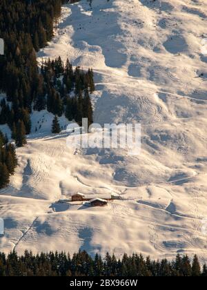 Vue en soirée sur la cabane alpine sur la pente raide. Randonnée ski de randonnée en hiver, Alpes autrichiennes, Europe. Banque D'Images