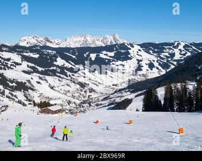 Descente et cabane de montagne avec terrasse de restaurant à Saalbach Hinterglemm Leogang, Tirol, Autriche, Europe. Photo de jour ensoleillée. Banque D'Images