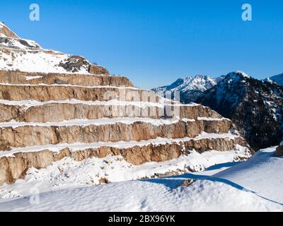 Ancienne carrière de pierre de montagne dans les Alpes du Tyrol près de Fieberbrunn, Autriche, Europe. Banque D'Images