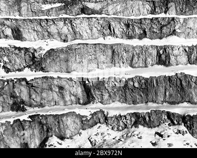 Ancienne carrière de pierre de montagne dans les Alpes du Tyrol près de Fieberbrunn, Autriche, Europe. Image en noir et blanc. Banque D'Images