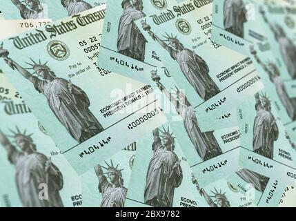 Pile de chèques d'allégement de l'impact économique provenant du revenu interne des États-Unis. Virus gouvernemental épidémie aidant paiement. Banque D'Images