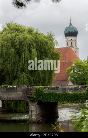 Église Sainte-Marie-Magdalena et célèbre vieux pont en pierre sur la rivière Amer dans la ville bavaroise de Fuerstenfeldbruck par jour couvert nuageux Banque D'Images