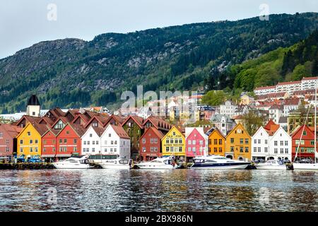 Bâtiments hanséatique historique dans Bryggen par la baie de Vågen, Bergen, Norvège Banque D'Images