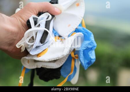 Guy collecte médical de déchets sales masque et gants déchets, coronavirus matériel de maladie Banque D'Images