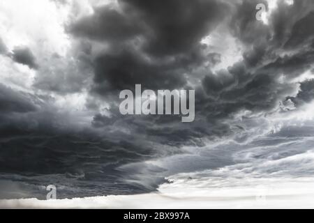 Orage SuperCell. Des nuages noirs et des mouvements spectaculaires. Ciel sombre avec orage avant pluie. Banque D'Images