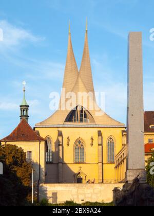 Monastère d'Emmaüs Na Slovanech, alias Emauzy, avec deux tours modernes, Prague, République tchèque. Banque D'Images