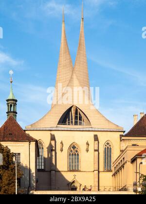 Monastère d'Emmaüs Na Slovanech, alias Emauzy, avec deux tours modernes, Prague, République tchèque. Banque D'Images