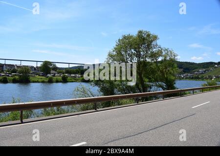 Blick über das Moseltal mit Hochmoselübergang Banque D'Images