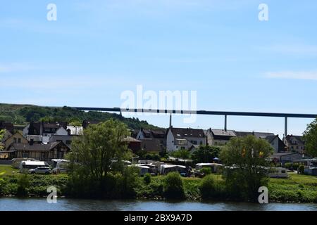 Blick über das Moseltal mit Hochmoselübergang Banque D'Images