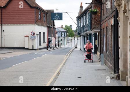 Edenbridge,Kent,UK,6 juin 2020,Edenbridge High Street reste déserte un samedi après-midi, cette petite rue haute serait normalement animée avec des clients. Les magasins prévoient maintenant rouvrir le 15 juin 2020, comme l'ont indiqué les directives gouvernementales.Credit:Keith Larby/Alay Live News Banque D'Images