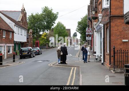 Edenbridge,Kent,UK,6 juin 2020,Edenbridge High Street reste déserté un samedi après-midi, cette petite rue haute serait normalement animée par des acheteurs, mais cinq personnes faisaient la queue devant un mini-marché.Credit:Keith Larby/Alay Live News Banque D'Images