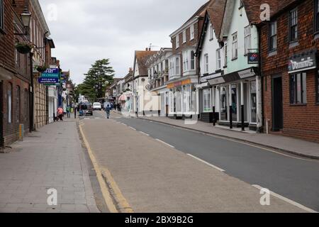 Edenbridge,Kent,UK,6 juin 2020,Edenbridge High Street reste déserte un samedi après-midi, cette petite rue haute serait normalement animée avec des clients. Les magasins prévoient maintenant rouvrir le 15 juin 2020, comme l'ont indiqué les directives gouvernementales.Credit:Keith Larby/Alay Live News Banque D'Images