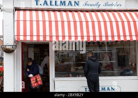 Edenbridge,Kent,UK,6 juin 2020,Edenbridge High Street reste déserte un samedi après-midi, cette petite rue haute serait normalement animée avec des clients. T.Allman Family Butchers avait une file d'attente.Credit:Keith Larby/Alay Live News Banque D'Images