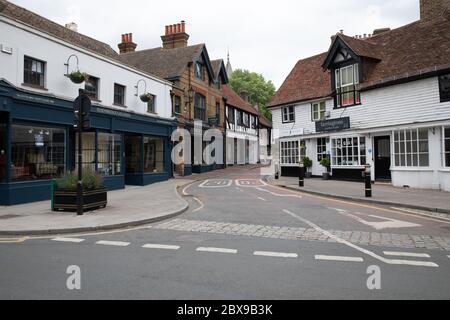 Edenbridge,Kent,UK,6 juin 2020,Edenbridge High Street reste déserte un samedi après-midi, cette petite rue haute serait normalement animée avec des clients. Les magasins prévoient maintenant rouvrir le 15 juin 2020, comme l'ont indiqué les directives gouvernementales.Credit:Keith Larby/Alay Live News Banque D'Images