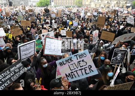 NOTE DE LA LANGUE SUR LES PANNEAUX les gens participent à un rassemblement de protestation Black Lives Matter à Parliament Square, Londres, à la mémoire de George Floyd qui a été tué le 25 mai alors qu'il était en garde à vue dans la ville américaine de Minneapolis. Banque D'Images