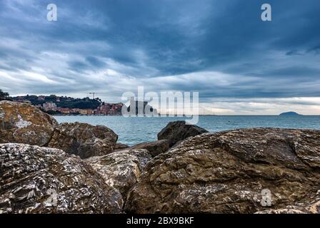 Ville de Lerici en hiver avec le brise-lames et la mer, Golfe de la Spezia, Ligurie, Italie, Europe Banque D'Images