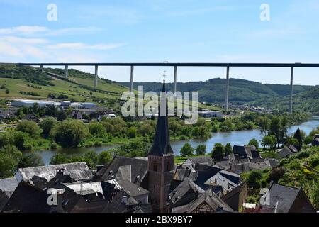 Blick über das Moseltal mit Hochmoselübergang Banque D'Images