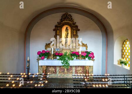 Die Winderbare Schwarze Madonna im Innenraum der barocken Karmeliterkirche St. Josef Beilstein, Rheinland-Pfalz, Deutschland | le Noir Miraculeux Banque D'Images