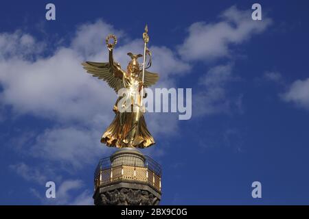 Détail de l'ange d'or de la colonne de la victoire de Berlin Allemagne Banque D'Images