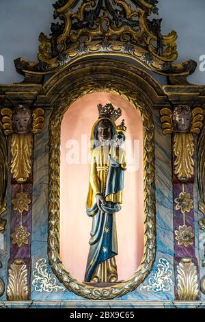 Die Winderbare Schwarze Madonna im Innenraum der barocken Karmeliterkirche St. Josef Beilstein, Rheinland-Pfalz, Deutschland | le Noir Miraculeux Banque D'Images