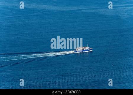 Bateau bleu avec de nombreux touristes pendant la navigation vers les Cinque Terre en Méditerranée. Golfe de la Spezia, Ligurie, Italie, Europe Banque D'Images