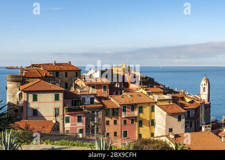 Village ancien et petit de Tellaro et de la mer Méditerranée, municipalité de Lerici, Golfe de la Spezia, Ligurie, Italie, Europe Banque D'Images