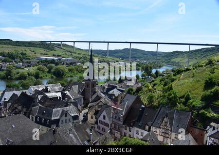 Blick über das Moseltal mit Hochmoselübergang Banque D'Images