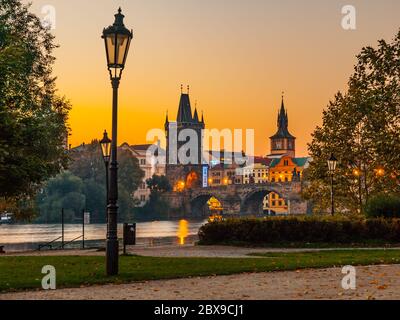 Remblai avec une vieille lampe dans la vieille ville de Prague avec le pont Charles et la rivière Vltava. Prise de vue en début de matinée. Prague, République tchèque. Banque D'Images