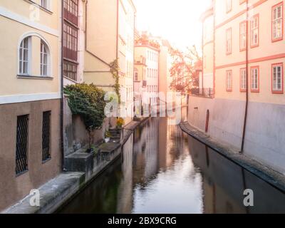 Maisons résidentielles autour de la rivière Certovka à Prague, République tchèque. Banque D'Images