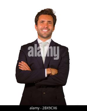 jeune homme heureux élégant et beau en costume posant pour entreprise portrait d'affaires détendu et confiant sourire heureux isolé sur blanc comme s Banque D'Images