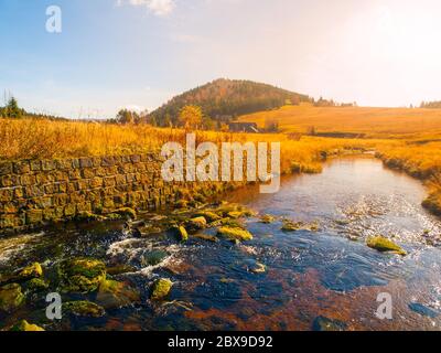 Paysage d'été avec crique dans le village de Jizerka. Bukovec montagne sur l'arrière-groupe. République tchèque. Banque D'Images