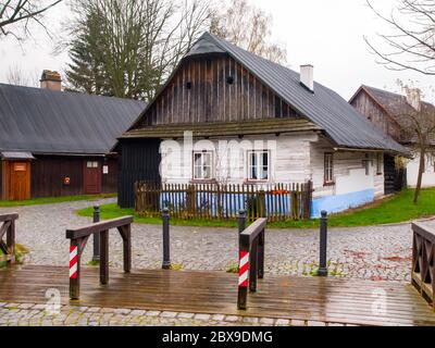 Ancienne maison en bois dans la réserve de monuments d'architecture populaire de Betlem, Hlinsko, République Tchèque. Banque D'Images