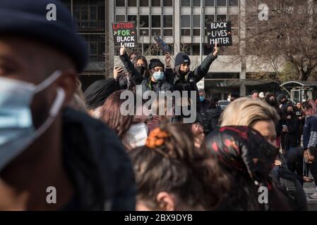 Adélaïde, Australie. 06e juin 2020. Les manifestants tiennent des écriteaux pendant la manifestation. Des milliers de manifestants se sont rassemblés sur la place Victoria à Adélaïde pour manifester en faveur du mouvement Black Lives Matter et contre les morts aborigènes australiens en détention. Déclenché par la mort de l'Afro-américain George Floyd aux mains d'un policier blanc dans l'État américain de Minneapolis, des manifestations ont été observées dans toutes les grandes villes australiennes. Crédit : SOPA Images Limited/Alamy Live News Banque D'Images