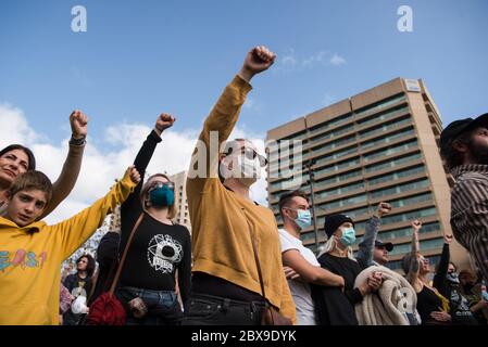 Adélaïde, Australie. 06e juin 2020. Les manifestants font des gestes pendant la manifestation. Des milliers de manifestants se sont rassemblés sur la place Victoria à Adélaïde pour manifester en faveur du mouvement Black Lives Matter et contre les morts aborigènes australiens en détention. Déclenché par la mort de l'Afro-américain George Floyd aux mains d'un policier blanc dans l'État américain de Minneapolis, des manifestations ont été observées dans toutes les grandes villes australiennes. Crédit : SOPA Images Limited/Alamy Live News Banque D'Images