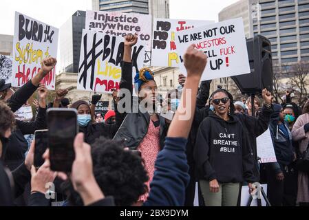 Adélaïde, Australie. 06e juin 2020. Les manifestants tiennent des écriteaux pendant la manifestation. Des milliers de manifestants se sont rassemblés sur la place Victoria à Adélaïde pour manifester en faveur du mouvement Black Lives Matter et contre les morts aborigènes australiens en détention. Déclenché par la mort de l'Afro-américain George Floyd aux mains d'un policier blanc dans l'État américain de Minneapolis, des manifestations ont été observées dans toutes les grandes villes australiennes. Crédit : SOPA Images Limited/Alamy Live News Banque D'Images