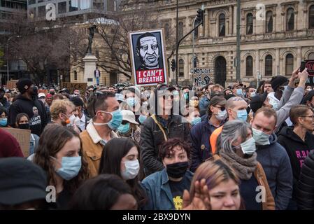 Adélaïde, Australie. 06e juin 2020. Les manifestants se rassemblent en portant un masque facial pendant la manifestation. Des milliers de manifestants se sont rassemblés sur la place Victoria à Adélaïde pour manifester en faveur du mouvement Black Lives Matter et contre les morts aborigènes australiens en détention. Déclenché par la mort de l'Afro-américain George Floyd aux mains d'un policier blanc dans l'État américain de Minneapolis, des manifestations ont été observées dans toutes les grandes villes australiennes. Crédit : SOPA Images Limited/Alamy Live News Banque D'Images