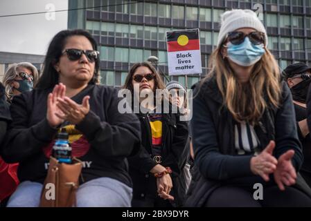 Adélaïde, Australie. 06e juin 2020. Les manifestants se rassemblent pendant la manifestation. Des milliers de manifestants se sont rassemblés sur la place Victoria à Adélaïde pour manifester en faveur du mouvement Black Lives Matter et contre les morts aborigènes australiens en détention. Déclenché par la mort de l'Afro-américain George Floyd aux mains d'un policier blanc dans l'État américain de Minneapolis, des manifestations ont été observées dans toutes les grandes villes australiennes. Crédit : SOPA Images Limited/Alamy Live News Banque D'Images