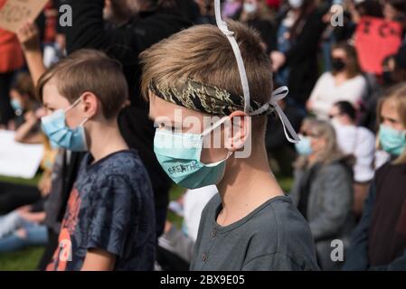 Adélaïde, Australie. 06e juin 2020. Les enfants portent un masque facial pendant la manifestation. Des milliers de manifestants se sont rassemblés sur la place Victoria à Adélaïde pour manifester en faveur du mouvement Black Lives Matter et contre les morts aborigènes australiens en détention. Déclenché par la mort de l'Afro-américain George Floyd aux mains d'un policier blanc dans l'État américain de Minneapolis, des manifestations ont été observées dans toutes les grandes villes australiennes. Crédit : SOPA Images Limited/Alamy Live News Banque D'Images