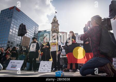 Adélaïde, Australie. 06e juin 2020. Un manifestant parle à la foule pendant la démonstration. Des milliers de manifestants se sont rassemblés sur la place Victoria à Adélaïde pour manifester en faveur du mouvement Black Lives Matter et contre les morts aborigènes australiens en détention. Déclenché par la mort de l'Afro-américain George Floyd aux mains d'un policier blanc dans l'État américain de Minneapolis, des manifestations ont été observées dans toutes les grandes villes australiennes. Crédit : SOPA Images Limited/Alamy Live News Banque D'Images