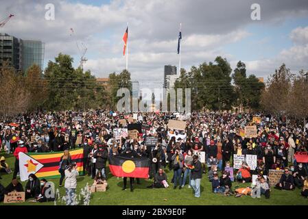 Adélaïde, Australie. 06e juin 2020. Une foule de manifestants se rassemblent tout en tenant des écriteaux et des drapeaux pendant la manifestation. Des milliers de manifestants se sont rassemblés sur la place Victoria à Adélaïde pour manifester en faveur du mouvement Black Lives Matter et contre les morts aborigènes australiens en détention. Déclenché par la mort de l'Afro-américain George Floyd aux mains d'un policier blanc dans l'État américain de Minneapolis, des manifestations ont été observées dans toutes les grandes villes australiennes. Crédit : SOPA Images Limited/Alamy Live News Banque D'Images