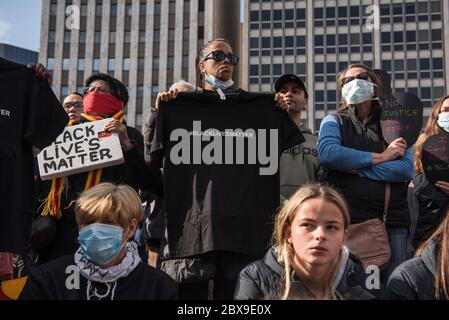 Adélaïde, Australie. 06e juin 2020. Un manifestant tient un t-shirt « Black Lives Matter » pendant la démonstration. Des milliers de manifestants se sont rassemblés sur la place Victoria à Adélaïde pour manifester en faveur du mouvement Black Lives Matter et contre les morts aborigènes australiens en détention. Déclenché par la mort de l'Afro-américain George Floyd aux mains d'un policier blanc dans l'État américain de Minneapolis, des manifestations ont été observées dans toutes les grandes villes australiennes. Crédit : SOPA Images Limited/Alamy Live News Banque D'Images