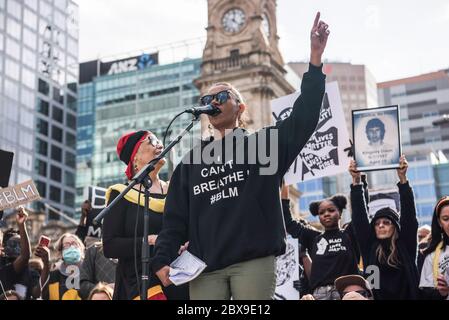 Adélaïde, Australie. 06e juin 2020. Un manifestant parle à la foule pendant la démonstration. Des milliers de manifestants se sont rassemblés sur la place Victoria à Adélaïde pour manifester en faveur du mouvement Black Lives Matter et contre les morts aborigènes australiens en détention. Déclenché par la mort de l'Afro-américain George Floyd aux mains d'un policier blanc dans l'État américain de Minneapolis, des manifestations ont été observées dans toutes les grandes villes australiennes. Crédit : SOPA Images Limited/Alamy Live News Banque D'Images