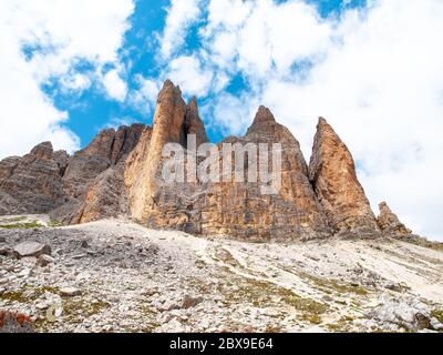 Tre Cime di Lavaredo, alias Drei Zinnen, formation de roches dans les Dolomites, Italie. Banque D'Images